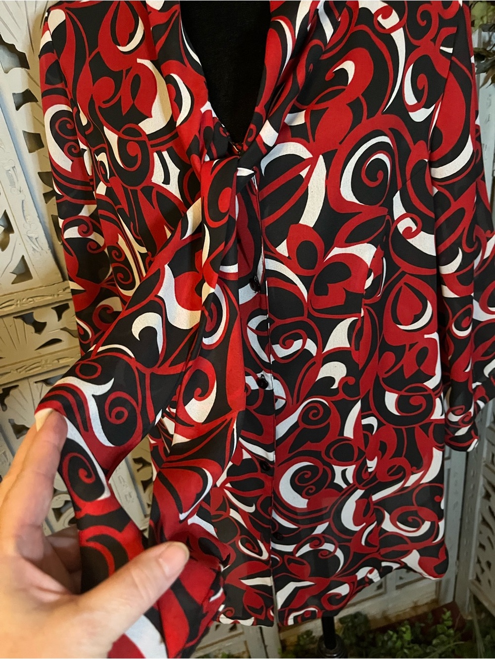 AVENUE ABSTRACT RED BLACK & WHITE FLORAL & SWIRLS DESIGN PLUS SIZE TOP - Picture 4 of 9
